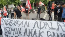 Suasana aksi damai yang dilakukan GMNI Trenggalek di depan kantor DPRD Trenggalek Rabu (13/5/2026).