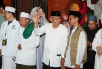 Suasana pemberangkatan jamaah haji asal Trenggalek di depan Pendopo Manggala Praja Nugraha, Senin (18/5/2026) dini hari.