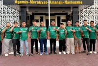 11 Atlet Judo Trenggalek dan para pelatih foto bersama di depan Polres Trenggalek. (Foto: Humas Polres Trenggalek)