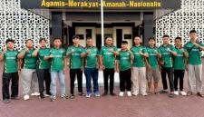 11 Atlet Judo Trenggalek dan para pelatih foto bersama di depan Polres Trenggalek. (Foto: Humas Polres Trenggalek)