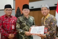 Bupati Trenggalek Muchamad Nur Arifin serahkan SK Pensiun kepada Edy Soepriyanto, Kamis (25/6/2026).