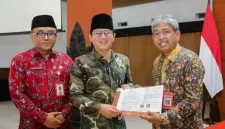 Bupati Trenggalek Muchamad Nur Arifin serahkan SK Pensiun kepada Edy Soepriyanto, Kamis (25/6/2026).