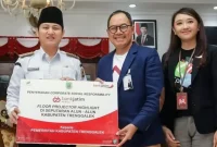 Secara simbolis Bupati Trenggalek Muchamad Nur Arifin terima CSR dari Bank Jatim di Paringgitan Pendopo Trenggalek.