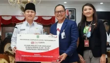 Secara simbolis Bupati Trenggalek Muchamad Nur Arifin terima CSR dari Bank Jatim di Paringgitan Pendopo Trenggalek.