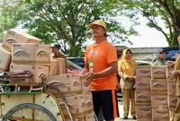 Diskomidag Trenggalek menyalurkan 1.500 liter Minyakita kepada 25 pedagang Pasar Basah