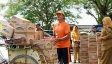 Diskomidag Trenggalek menyalurkan 1.500 liter Minyakita kepada 25 pedagang Pasar Basah