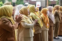 (Ilustrasi) ASN Trenggalek dengarkan arahan saat ikuti upacara. (Foto: Prokopim TGX)