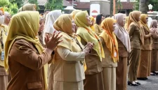 (Ilustrasi) ASN Trenggalek dengarkan arahan saat ikuti upacara. (Foto: Prokopim TGX)