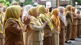 (Ilustrasi) ASN Trenggalek dengarkan arahan saat ikuti upacara. (Foto: Prokopim TGX)