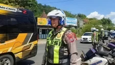 Ilustrasi tilang manual yang dilakukan Satlantas Polres Trenggalek.