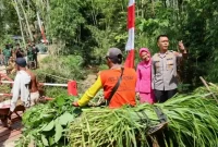 Kapolres Trenggalek AKBP Ridwan Maliki ajak warga Dusun Kojan, Desa Jombok, Kecamatan Pule lewati jembatan Merah Putih Presisi usai diresmikan, Selasa (2/5/2026).