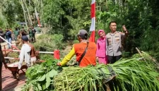 Kapolres Trenggalek AKBP Ridwan Maliki ajak warga Dusun Kojan, Desa Jombok, Kecamatan Pule lewati jembatan Merah Putih Presisi usai diresmikan, Selasa (2/5/2026).