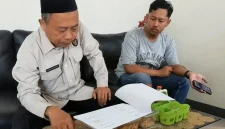 Kepala Kemenhaj Trenggalek, Subkan Hamzah perlihatkan jadwal kepulangan jamaah haji tahun 2026 ini