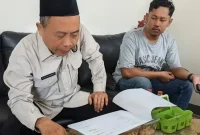 Kepala Kementerian Haji dan Umrah (Kemenhaj) Trenggalek, Subkan Hamzah (kiri) bercengkrama dengan awak media.