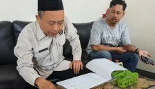 Kepala Kementerian Haji dan Umrah (Kemenhaj) Trenggalek, Subkan Hamzah (kiri) bercengkrama dengan awak media.