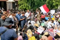 Ketua DPRD Trenggalek Doding Rahmadi bicara dihadapan ribuan mitra MBG, Senin (22/6/2026).