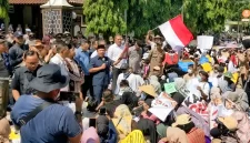 Ketua DPRD Trenggalek Doding Rahmadi bicara dihadapan ribuan mitra MBG, Senin (22/6/2026).