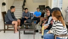 Official SSB Prigi Shrimp Army dan perwakilan wali pemain terima kedatangan perwakilan Askab PSSI Trenggalek di kantor PSA.