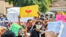 Salah satu mitra MBG Trenggalek bentangkan poster