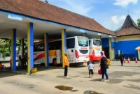 Tarif bus di Trenggalek untuk rute Tulungagung masih Rp8 ribu per penumpang. Namun sejumlah penumpang mengaku membayar Rp10 ribu setelah pengalihan jalur Jembatan Gondang.