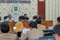 Situasi rapat kerja antara Pansus III DPRD Trenggalek dengan OPD terkait bahas Raperda Telekomunikasi, Senin (15/6/2026).