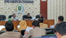 Situasi rapat kerja antara Pansus III DPRD Trenggalek dengan OPD terkait bahas Raperda Telekomunikasi, Senin (15/6/2026).