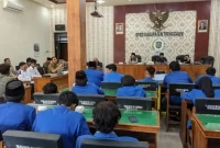 Suasana Rapat Dengar Pendapat (RDP) antara PMII Trenggalek, Korwil Badan Gizi Nasional (BGN), dan sejumlah organisasi perangkat daerah (OPD), Senin (22/6/2026).