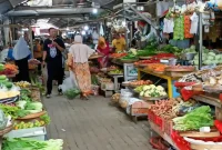 Suasana lapak dagangan Bu Siti di Pasar Basah Trenggalek.
