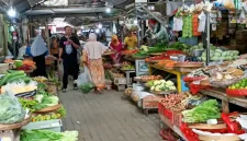 Suasana lapak dagangan Bu Siti di Pasar Basah Trenggalek.