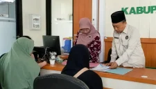 Subkan Hamzah (pakai peci) dampingi urus administrasi di kantor Kementerian Kementerian Haji dan Umrah Trenggalek.