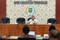 Suasana rapat kerja Pansus III DPRD Trenggalek dalam rangka membahas Raperda tentang Fasilitasi Penyelenggaraan Pondok Pesantren dan Madrasah, Kamis (4/6/2026).