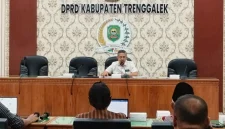Suasana rapat kerja Pansus III DPRD Trenggalek dalam rangka membahas Raperda tentang Fasilitasi Penyelenggaraan Pondok Pesantren dan Madrasah, Kamis (4/6/2026).