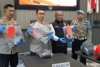 Kapolres Trenggalek AKBP Ridwan Maliki perlihatkan pisau yang digunakan tersangka untuk menikam korban.