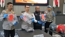 Kapolres Trenggalek AKBP Ridwan Maliki perlihatkan pisau yang digunakan tersangka untuk menikam korban.