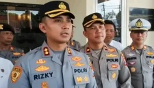 AKBP Rizky Tri Putra Erryka Adi Wijaya dikonfirmasi awak media usai antarkan AKBP Ridwan Maliki ke Madiun