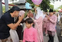Bupati Trenggalek Muchamad Nur Arifin bersama keluarga sapa masyarakat saat menuju Salat Idul Fitri.