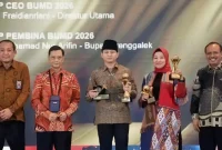 Bupati Trenggalek Muchamad Nur Arifin foto bareng direksi BPR Jwalita usai terima Golden Trophy.