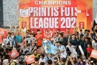 Bupati Trenggalek Muchamad Nur Arifin bersama sang istri Novita Hardini rayakan keberhasilan UPRINTIS Futsal League 2026 di GOR Gajah Putih.