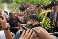 Bupati Trenggalek Mochamad Nur Arifin bersiap melempar Kepala Kerbau ke Dam Bagong.