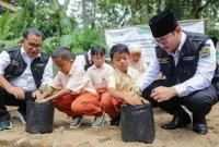 Bupati Trenggalek Muchamad Nur Arifin dampingi Yayasan Swatantra Pangan Nusantara serahkan bibit dan pupuk di sejumlah sekolah