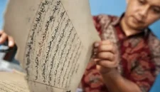 Harmadji perlihatkan manuskrip kuno miliknya usah di bersihkan atau dijamas. (Foto: Antara/Destyan Sujarwoko)
