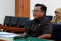 Kepala DPMD Trenggalek Suhartoko saat rapat bersama DPRD.