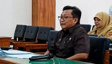 Kepala DPMD Trenggalek Suhartoko saat rapat bersama DPRD.