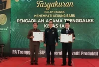 MoU kerja sama pelayanan antara Pemkab Trenggalek dengan Pengadilan Agama diperlihatkan ke publik.