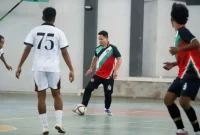 Bupati Trenggalek Muchamad Nur Arifin giring bola saat melawan GOR Gajah Putih FC dalam Turnamen Futsal Dispora Cup I, Selasa (7/7/2026).