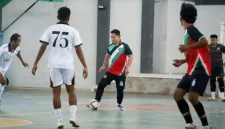 Bupati Trenggalek Muchamad Nur Arifin giring bola saat melawan GOR Gajah Putih FC dalam Turnamen Futsal Dispora Cup I, Selasa (7/7/2026).