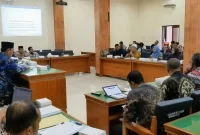 Suasana rapat dengar pendapat antara aliansi Center dengan DPRD Trenggalek, Kamis (30/7/2026).
