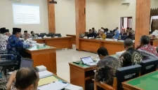Suasana rapat dengar pendapat antara aliansi Center dengan DPRD Trenggalek, Kamis (30/7/2026).