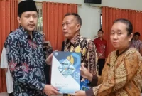 Wakil Bupati Trenggalek Syah Muhammad Natanegara serahkan SK mutasi kepada Ratna Widyawati.