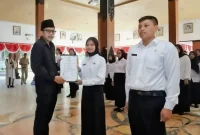Wakil Bupati Trenggalek Syah Muhammad Natanegara berikan SK pengangkatan PNS secara simbolis usai bacakan sumpah dan janji di Pendopo Manggala Nugraha Trenggalek.